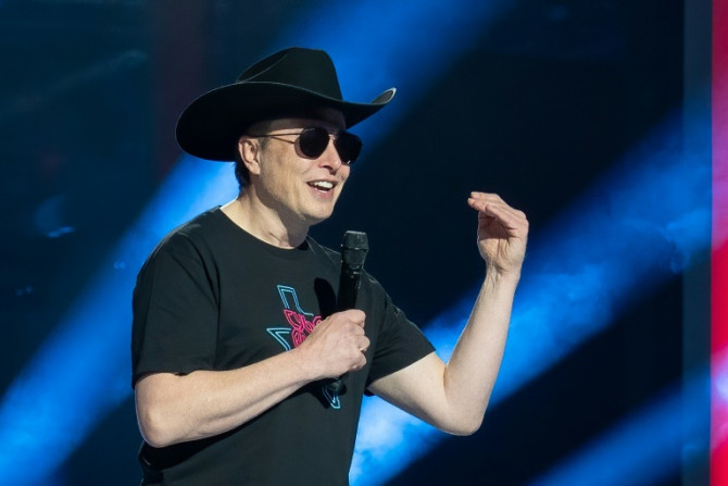 Elon Musk se dirige ao público na inauguração de sua nova fábrica da Tesla no Texas em abril de 2022