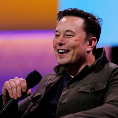 O proprietário da SpaceX e CEO da Tesla, Elon Musk, fala durante uma conversa com o lendário designer de jogos Todd Howard na convenção de jogos E3 em Los Angeles