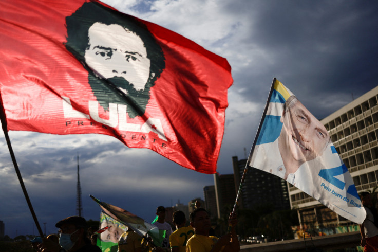 Apoiadores do presidente do Brasil e candidato à reeleição Jair Bolsonaro e ex-presidente do Brasil Luiz Inácio Lula da Silva seguram bandeiras em Brasília