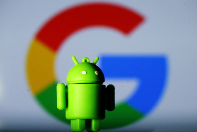 Um mascote do Android, Bugdroid, impresso em 3D, é visto na frente de um logotipo do Google nesta ilustração