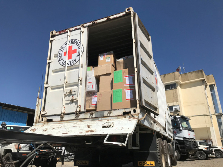 Medicamentos e suprimentos de emergência do Comitê Internacional da Cruz Vermelha (CICV) e da Cruz Vermelha da Etiópia (ERCS) são vistos carregados em caminhões no centro de logística do CICV em Adis Abeba