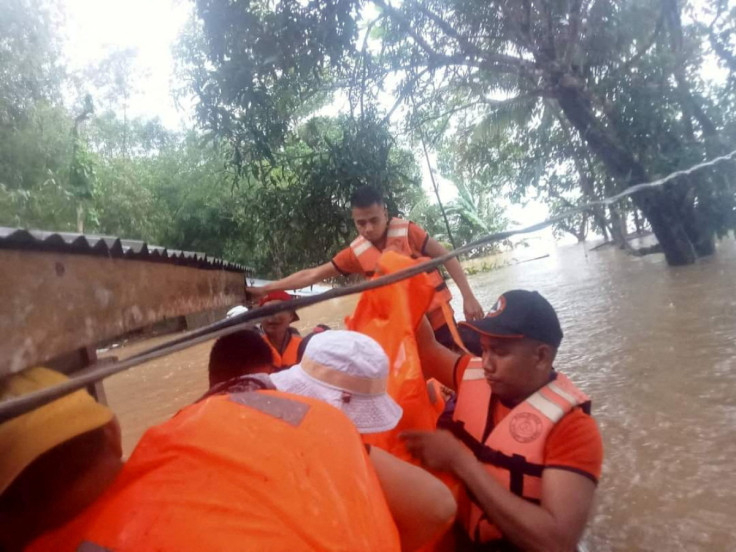 Operações de resgate em meio à tempestade tropical Paeng nas Filipinas
