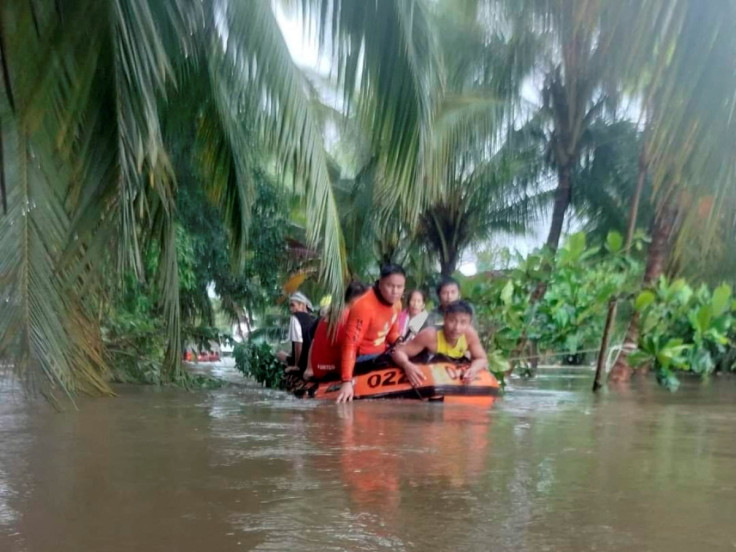 Operações de resgate em meio à tempestade tropical Paeng na província de Sultan Kudarat, Filipinas