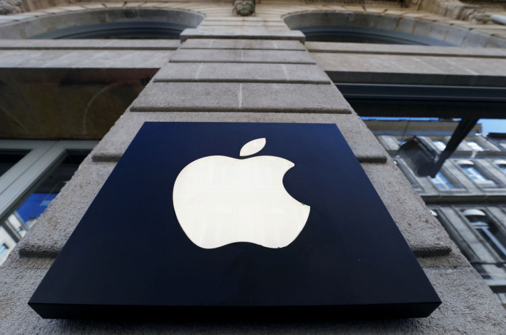 O logotipo da empresa Apple é visto fora de uma loja da Apple em Bordeaux