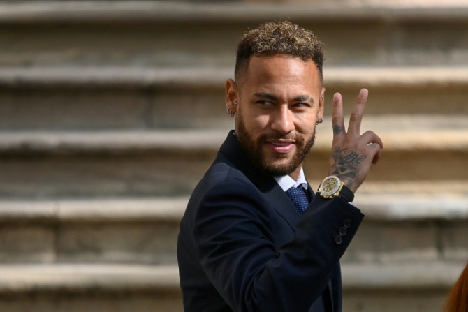 Promotores espanhóis retiraram as acusações contra Neymar em um julgamento por sua mudança para o Barcelona em 2013