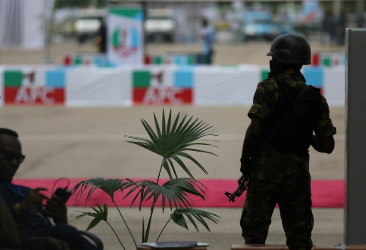 As forças de segurança da Nigéria estão enfrentando vários desafios, de jihadistas e separatistas a gangues criminosas fortemente armadas