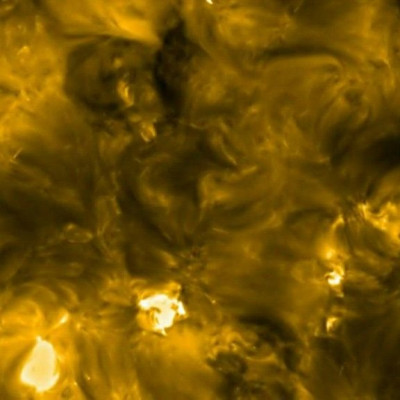 A sonda euro-americana Solar Orbiter fornece as imagens mais próximas já tiradas do Sol, revelando explosões solares em miniatura onipresentes apelidadas de "fogueiras", o que poderia explicar o aquecimento da coroa solar.