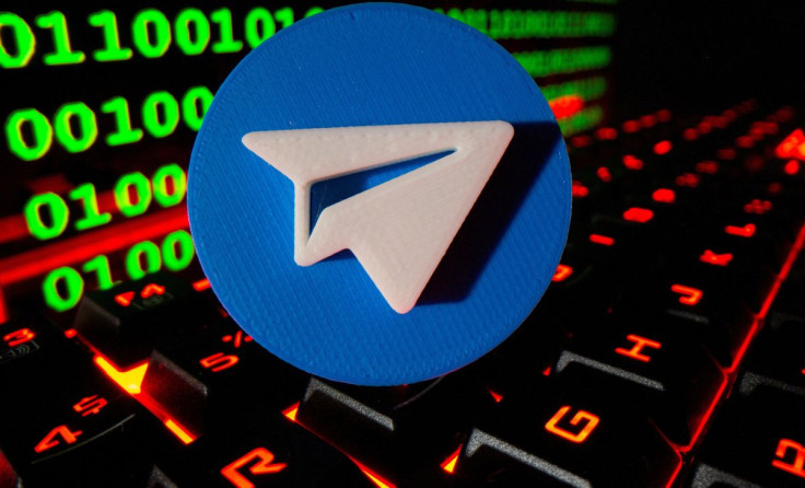 Um logotipo do Telegram impresso em 3D é retratado em um teclado na frente do código binário nesta ilustração tirada em 24 de setembro de 2021.