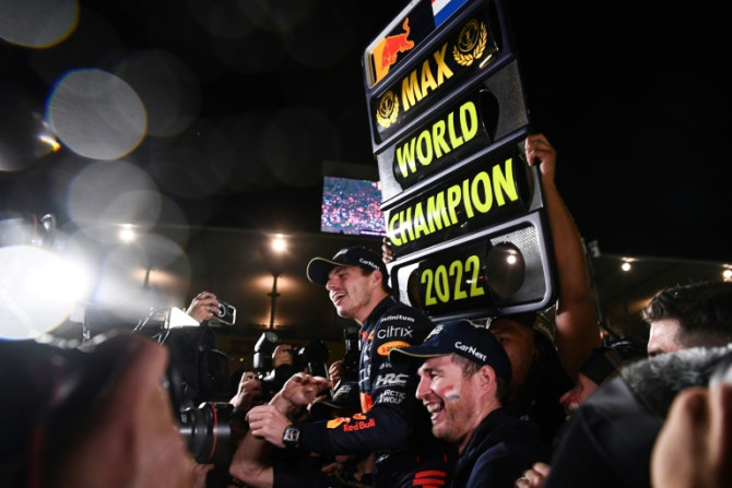Max Verstappen comemora a conquista do campeonato mundial no Japão com seus companheiros de equipe da Red Bull