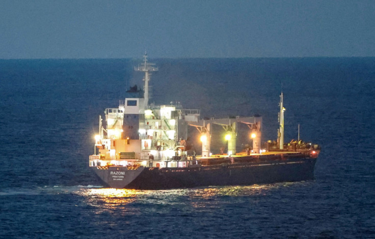 O navio de carga Razoni, com bandeira de Serra Leoa, transportando grãos ucranianos, é visto no Mar Negro ao largo de Kilyos, perto de Istambul