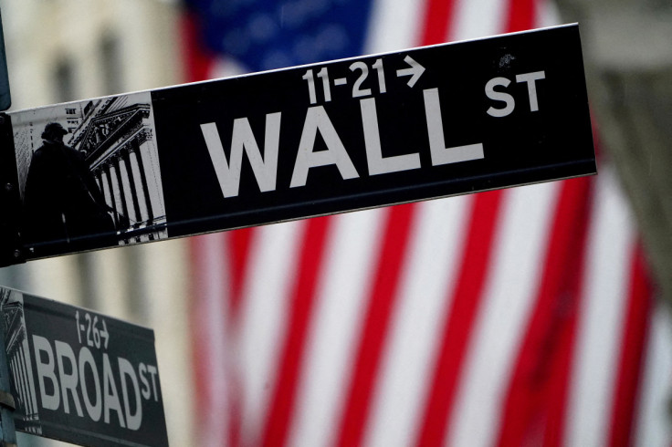 Um sinal de Wall Street é retratado fora da Bolsa de Valores de Nova York, na cidade de Nova York