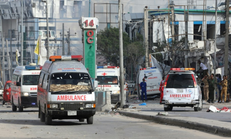 O número de mortos em um ataque no sábado em um cruzamento movimentado na capital somali, Mogadíscio, subiu para 100