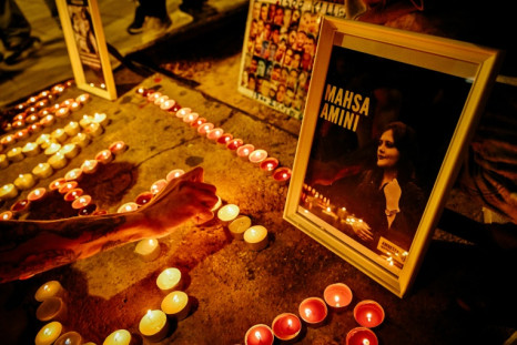 Iranianos na Grécia acenderam velas em Atenas no sábado para comemorar 40 dias desde a morte de Mahsa Amini