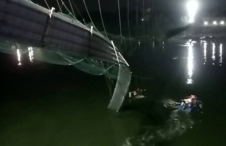 Uma vista mostra uma parte danificada de uma ponte suspensa depois que ela desabou em Morbi