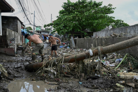 O número de mortos por inundações e deslizamentos de terra desencadeados por uma tempestade tropical nas Filipinas salta para 98