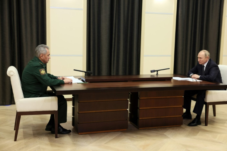 O presidente russo, Vladimir Putin, se reúne com o ministro da Defesa, Sergei Shoigu, em outubro