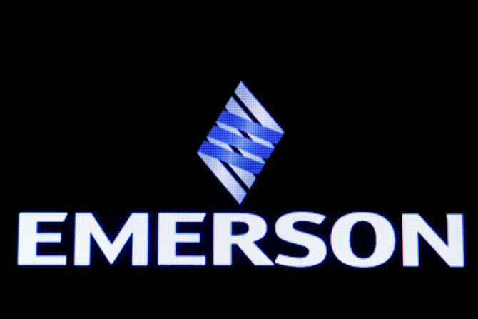 A Emerson Electric Co é exibida em uma tela no chão da NYSE em Nova York