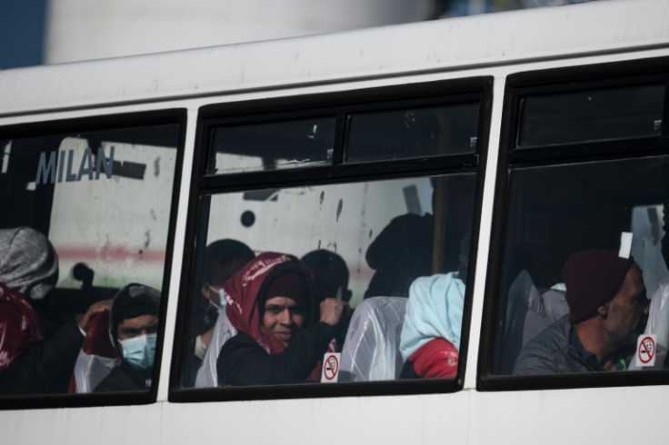 Migrantes apanhados ao tentar atravessar o Canal da Mancha da França são levados de ônibus para um centro de processamento