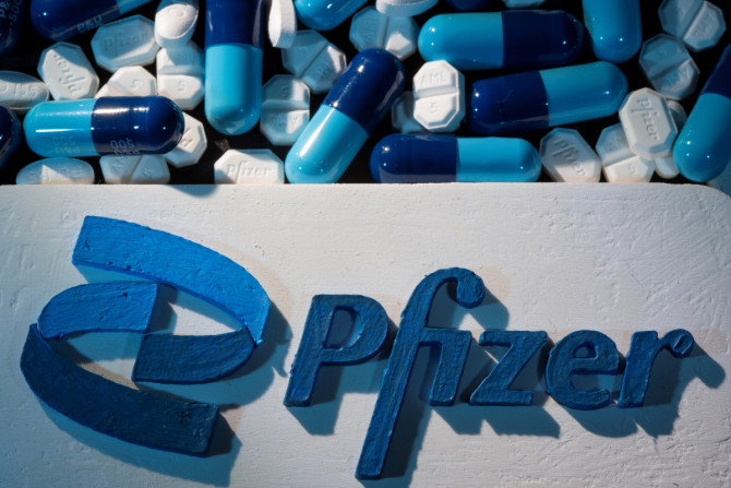 Um logotipo da Pfizer impresso em 3D é colocado próximo a medicamentos do mesmo fabricante nesta ilustração