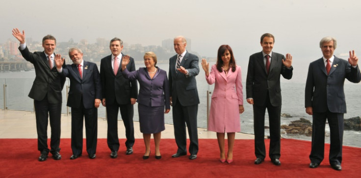 O presidente brasileiro Luiz Inácio Lula da Silva (segundo da esquerda) e o então vice-presidente dos EUA Joe Biden (centro) participam da Cúpula de Líderes de Governança Progressiva em Vina del Mar, Chile em 2009