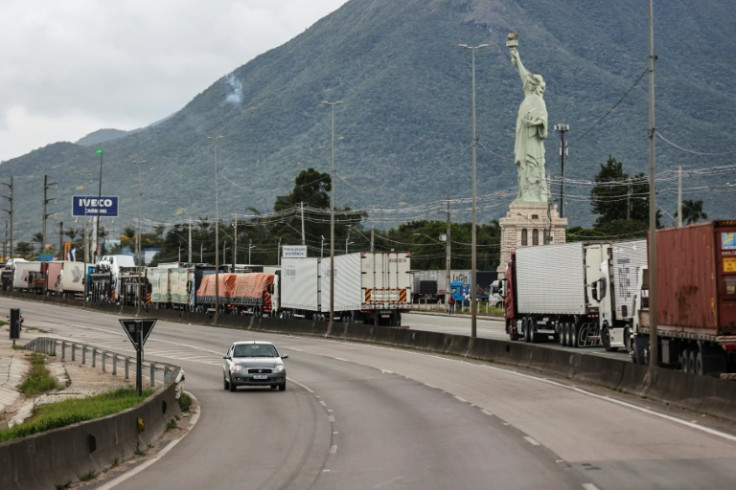 Apoiadores do presidente Jair Bolsonaro, principalmente caminhoneiros, erguem uma réplica da Estátua da Liberdade enquanto bloqueiam a rodovia BR-101 em Palhoca, na região metropolitana de Florianópolis