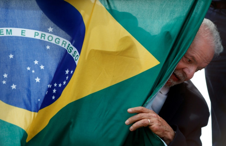 Luiz Inácio Lula da Silva, ex-presidente e recém-eleito do Brasil, aparece atrás de uma bandeira nacional brasileira durante um comício de campanha em São Mateus em 17 de outubro de 2022