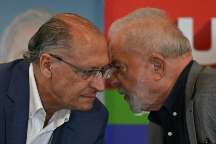 Embora de diferentes origens políticas, o vice-presidente eleito do Brasil, Geraldo Alckmin (E) e Luiz Inácio Lula da Silva (D), se uniram para derrotar Jair Bolsonaro.
