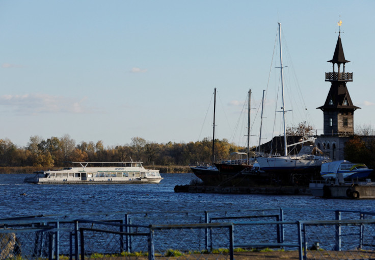 Uma balsa com evacuados civis parte do porto fluvial de Kherson