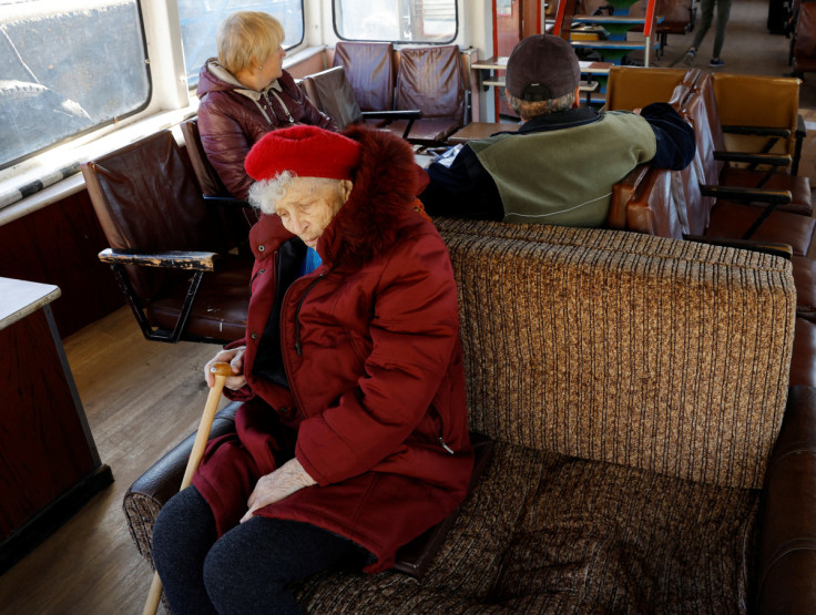 Pessoas esperam a partida a bordo de uma balsa durante a evacuação de civis de Kherson