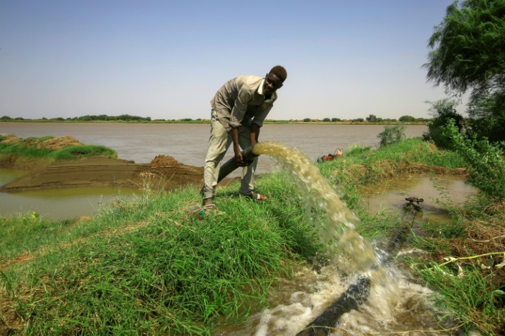 Um agricultor abre um tubo de irrigação do Nilo, no estado de Gezira, no Sudão