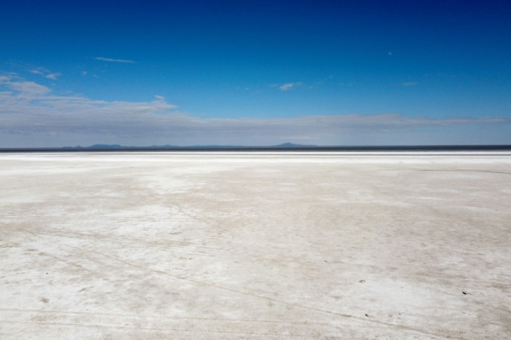 O que resta do Lago Poopo é em grande parte um leito de sal evaporado que os poucos moradores restantes da vila esperavam que fosse o último presente do lago para eles