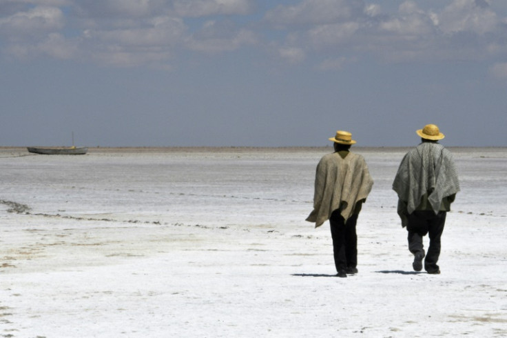 Cientistas culparam uma confluência de fatores, incluindo mudanças climáticas e extração de água, pela seca do lago Poopo, na Bolívia.