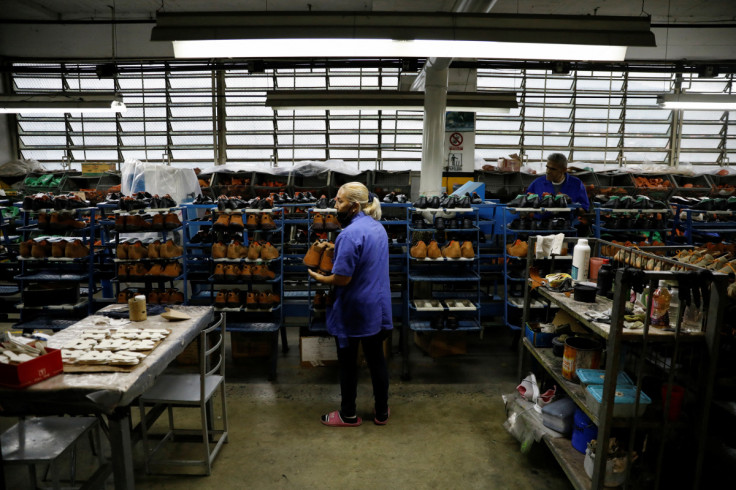 Trabalhador separa sapatos acabados na fábrica de calçados Full Time, em Caracas
