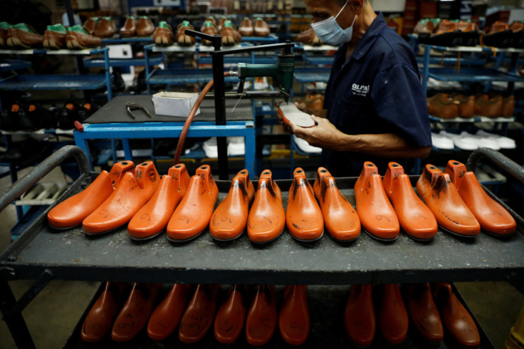 Trabalhador seleciona forma de sapato por tamanho na fabricante de calçados Full Time, em Caracas