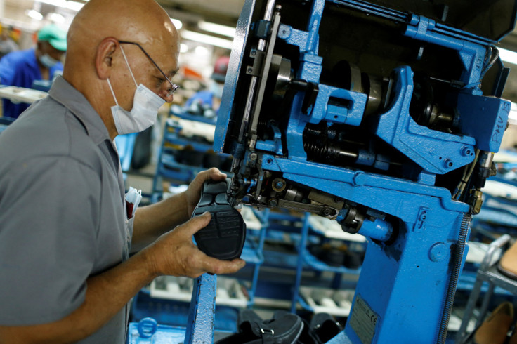 Um trabalhador costura sapatos em uma máquina na fabricante de calçados Full Time, em Caracas