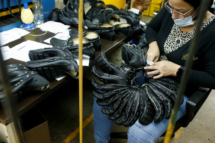 Trabalhador separa sapatos por tamanho na fabricante de calçados Full Time, em Caracas