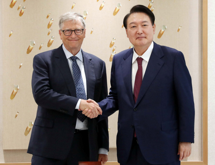 Bill Gates, cofundador da Microsoft Corp, encontra-se com o presidente sul-coreano Yoon Suk-yeol em Seul