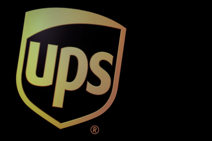 O logotipo da empresa United Parcel Service (UPS) é exibido em uma tela na NYSE em Nova York