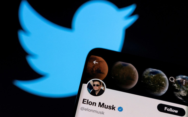 Uma ilustração fotográfica mostra a conta do Twitter de Elon Musk e o logotipo do Twitter