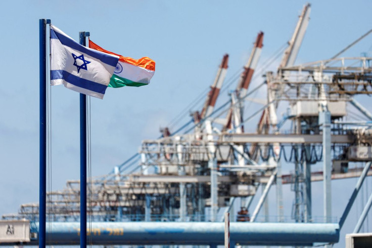 As bandeiras nacionais israelenses e indianas voam no porto de Haifa, que será vendido para os portos Adani da Índia e o parceiro local Gadot, em Haifa, Israel, em 24 de julho de 2022.