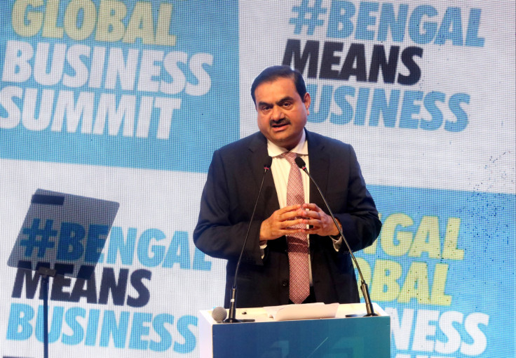 O bilionário indiano Gautam Adani fala aos delegados durante a Bengal Global Business Summit em Calcutá