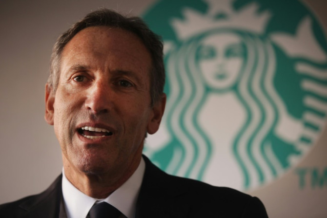 O CEO interino da Starbucks, Howard Schultz, disse que a cadeia de café estava comprometida com a China, mas reconheceu que seu desempenho no mercado seria instável