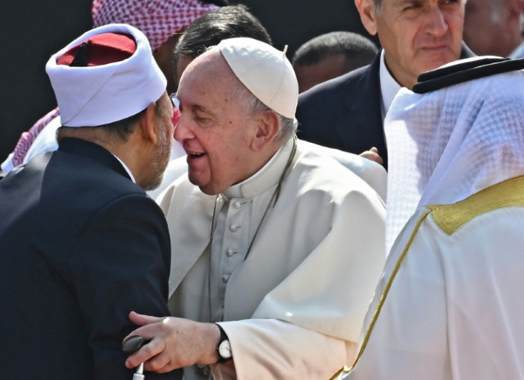 Papa Francisco (C) abraçou o grande imã da mesquita de Al-Azhar, Sheikh Ahmed Al-Tayeb