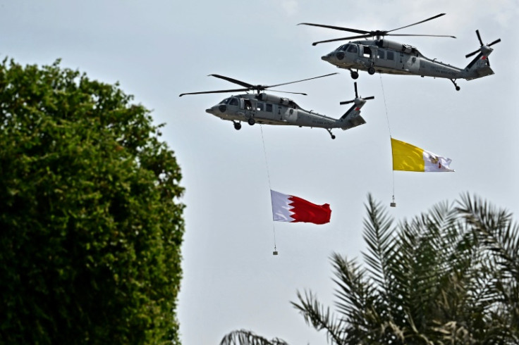Helicópteros da Guarda Real do Bahrein hasteiam bandeiras do Bahrein e do Vaticano durante uma cerimônia de boas-vindas no Palácio Real de Sakhir