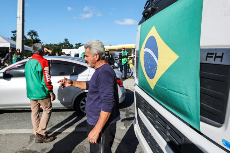 Apoiadores do presidente brasileiro Jair Bolsonaro em um bloqueio de estrada após sua derrota eleitoral