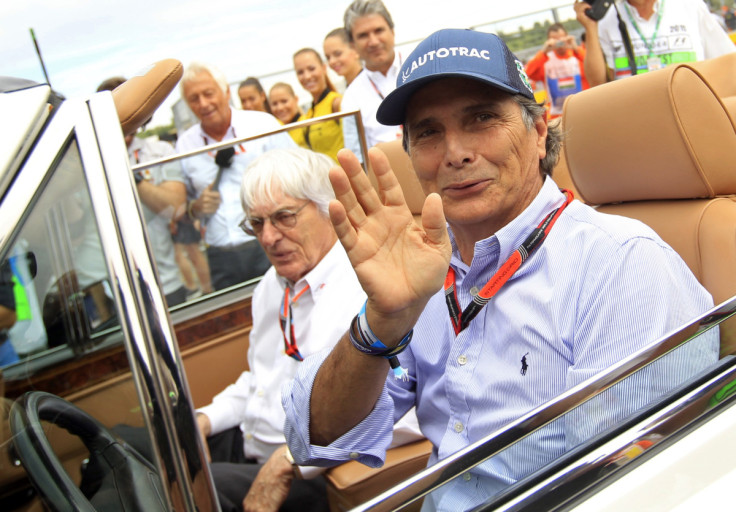 O ex-piloto de Fórmula 1 Piquet do Brasil e o supremo da Fórmula 1 Ecclestone chegam ao desfile de pilotos antes do Grande Prêmio da Hungria de F1 no circuito de Hungaroring, perto de Budapeste