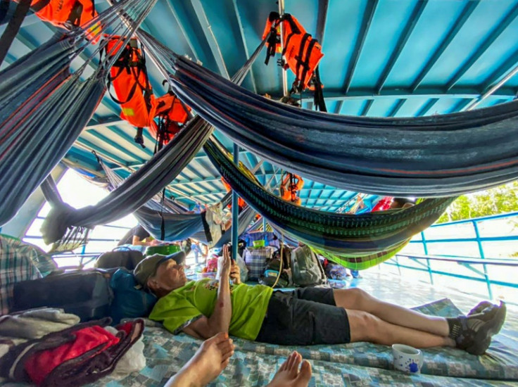 Mais de 100 turistas estrangeiros e locais foram feitos reféns em um barco na Amazônia peruana e libertados 28 horas depois