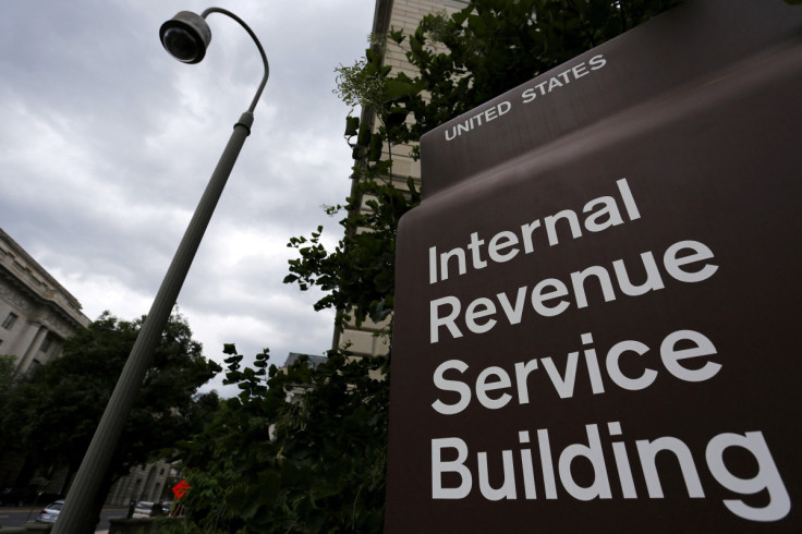 Uma câmera de segurança pendurada perto de um canto do prédio do Internal Revenue Service (IRS) em Washington