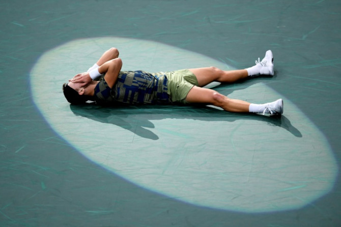 Holger Rune comemora seu primeiro título de Masters após derrotar Novak Djokovic na final em Paris