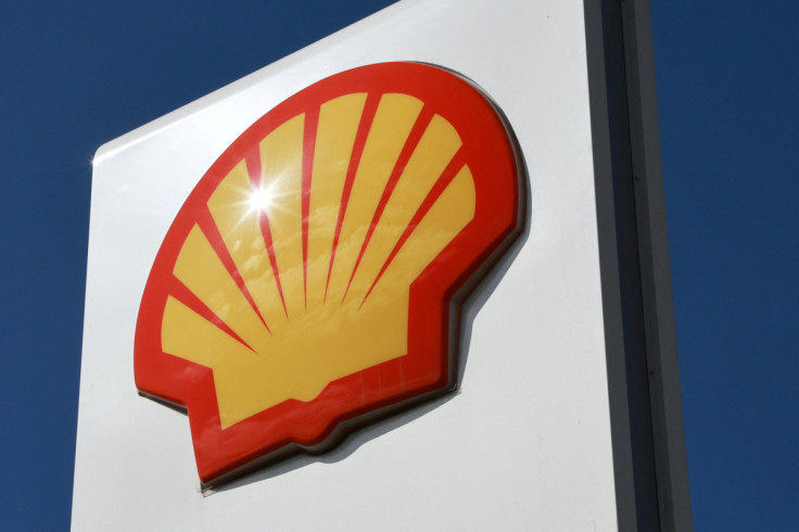 Uma imagem mostra uma placa com o logotipo da Shell no posto de combustível da empresa em São Petersburgo